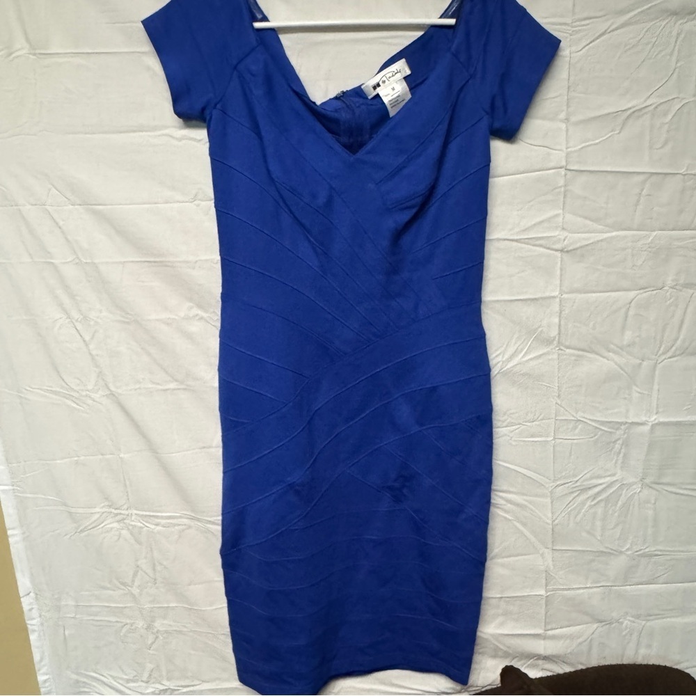 Tadashi Bandage Sheath Midi Dress
Size M Bodycon Blue Short Sleeve V-
Neck